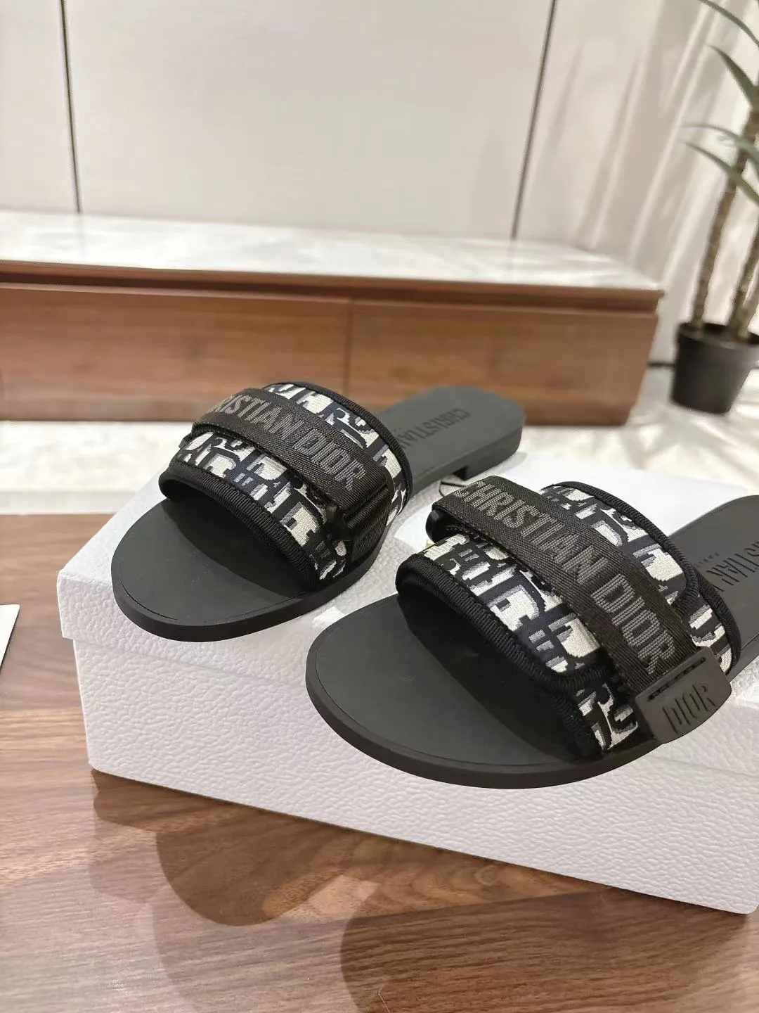 👟👟Ex-factory price 380👟👟 Dior D’s latest series of Velcro buckle sandals and slippers in new colors! Perfect reproduction of the original version, the most popular color matching fabric, super layered ▪️Original molded high-end TPU outsole (not ordinary rubber) ▪️Very comfortable and easy to walk. All upper materials are custom-made from the original ▪️3D electric embroidered three-dimensional cloth surface, very versatile, a must-have for lazy people in summer ▪️Number of yards: 35-41